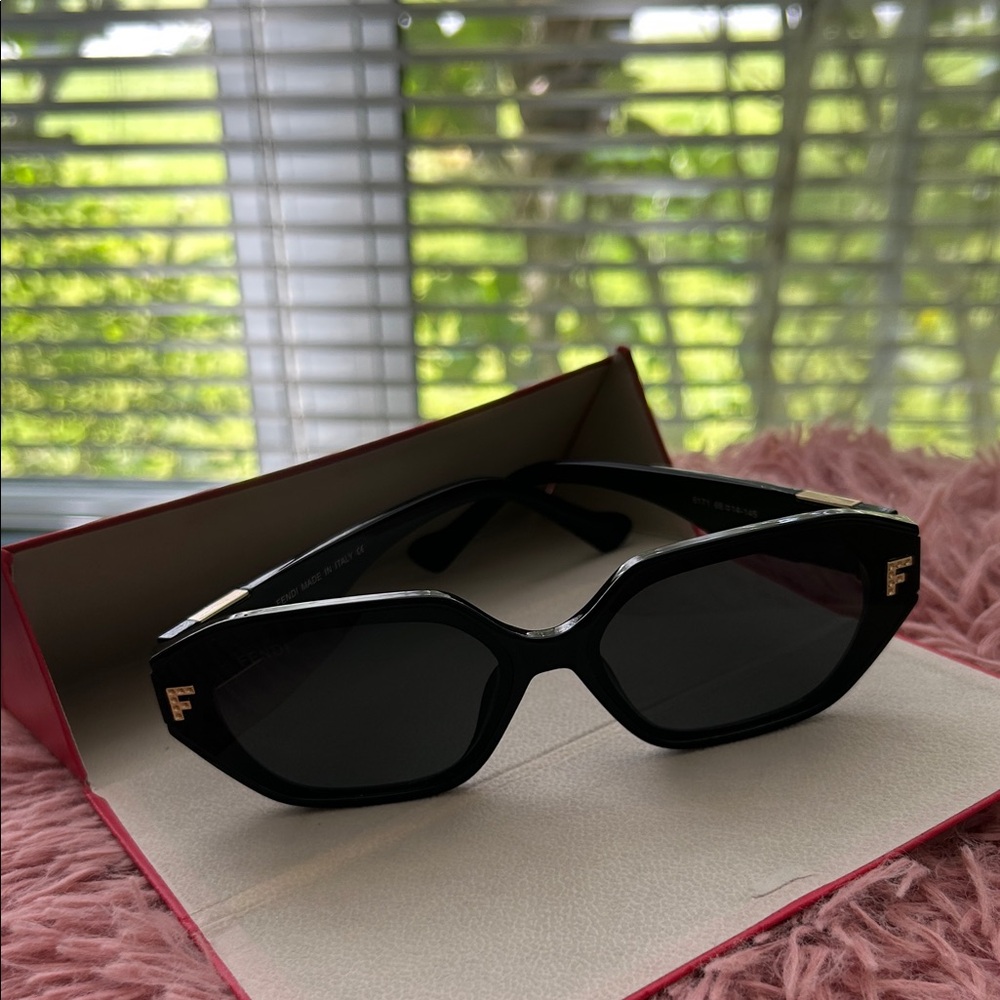 Elegant Black Sunglasses